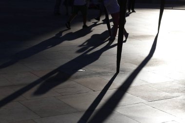 Bilbao şehir merkezinde akşam gölgeleri ve siluetler