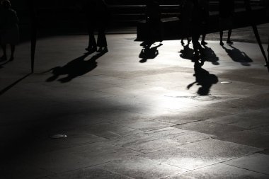 Bilbao şehir merkezinde akşam gölgeleri ve siluetler