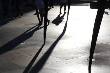 Bilbao şehir merkezinde akşam gölgeleri ve siluetler