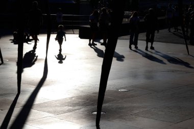 Bilbao şehir merkezinde akşam gölgeleri ve siluetler