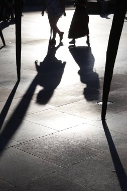 Bilbao şehir merkezinde akşam gölgeleri ve siluetler
