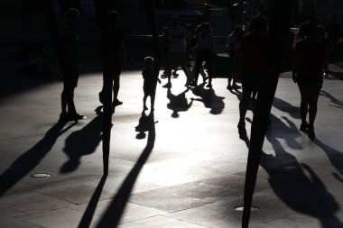 Bilbao şehir merkezinde akşam gölgeleri ve siluetler