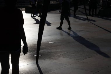 Bilbao şehir merkezinde akşam gölgeleri ve siluetler
