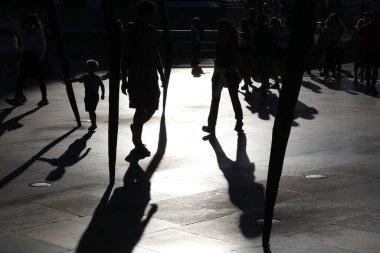 Bilbao şehir merkezinde akşam gölgeleri ve siluetler