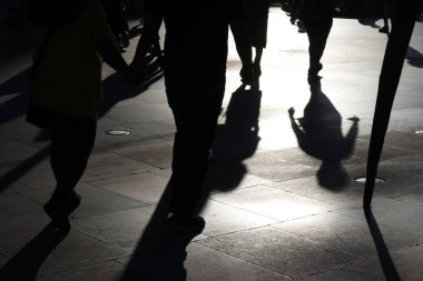 Bilbao şehir merkezinde akşam gölgeleri ve siluetler