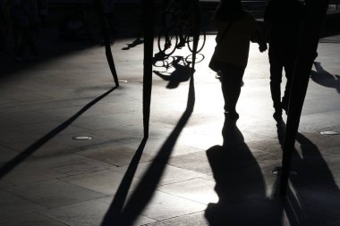 Bilbao şehir merkezinde akşam gölgeleri ve siluetler