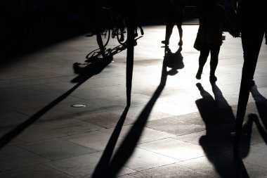 Bilbao şehir merkezinde akşam gölgeleri ve siluetler