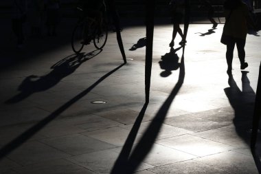 Bilbao şehir merkezinde akşam gölgeleri ve siluetler