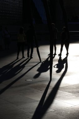 Bilbao şehir merkezinde akşam gölgeleri ve siluetler