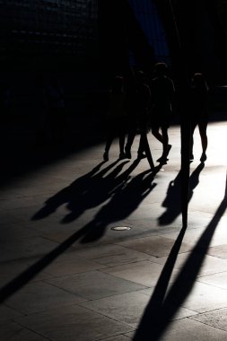 Bilbao şehir merkezinde akşam gölgeleri ve siluetler