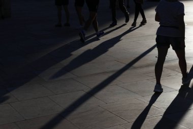 Bilbao şehir merkezinde akşam gölgeleri ve siluetler