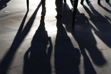 Bilbao şehir merkezinde akşam gölgeleri ve siluetler