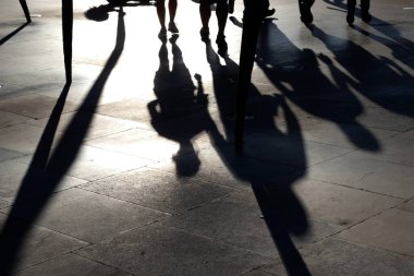 Bilbao şehir merkezinde akşam gölgeleri ve siluetler