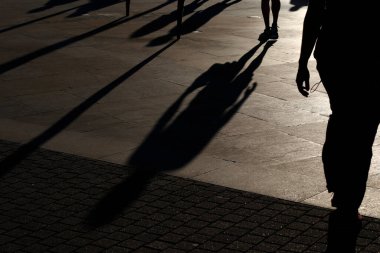 Bilbao şehir merkezinde akşam gölgeleri ve siluetler