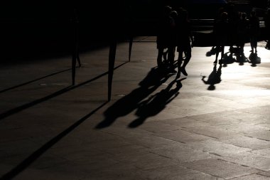 Bilbao şehir merkezinde akşam gölgeleri ve siluetler
