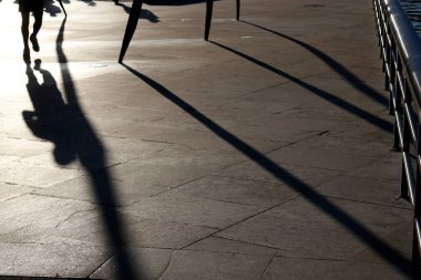 Bilbao şehir merkezinde akşam gölgeleri ve siluetler