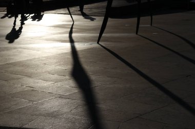 Bilbao şehir merkezinde akşam gölgeleri ve siluetler