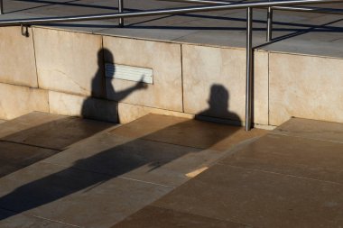 Bilbao şehir merkezinde akşam gölgeleri ve siluetler