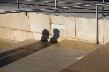 Bilbao şehir merkezinde akşam gölgeleri ve siluetler