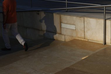 Bilbao şehir merkezinde akşam gölgeleri ve siluetler