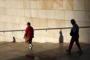 Bilbao şehir merkezinde akşam gölgeleri ve siluetler