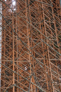 Kentsel bir çevrede inşaat alanı