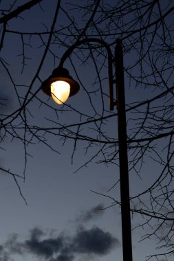 Şehir ortamında fenerler