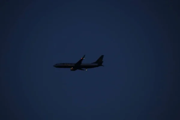 Airplane Approaching Landing — Stock Photo, Image