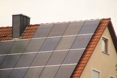 Bir evin çatısındaki güneş paneli