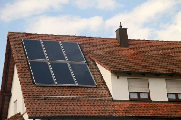 Pannello Solare Sul Tetto Una Casa — Foto Stock