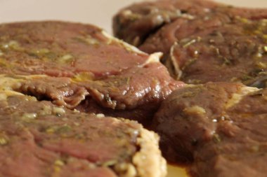 Tabakta çiğ biftek.