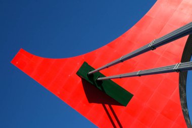 Bilbao nehri üzerindeki modern köprü.