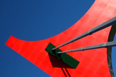 Bilbao nehri üzerindeki modern köprü.