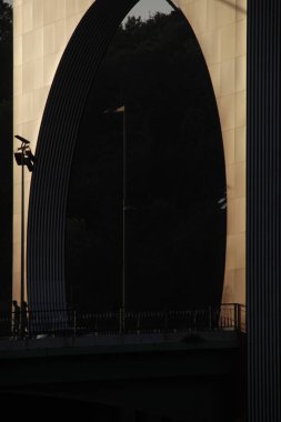 Bilbao nehri üzerindeki modern köprü.