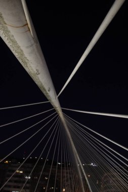 Bilbao nehri üzerindeki modern köprü.