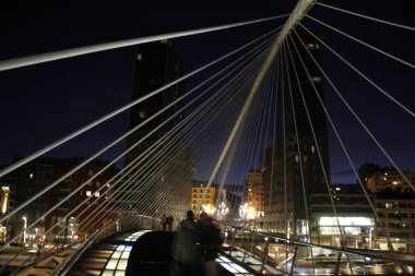 Bilbao nehri üzerindeki modern köprü.