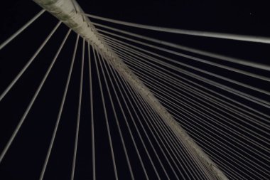 Bilbao nehri üzerindeki modern köprü.