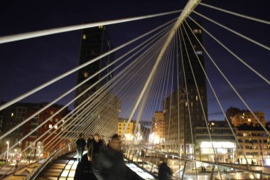 Bilbao nehri üzerindeki modern köprü.