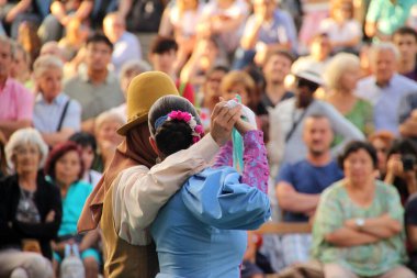 Bir halk festivalinde Arjantin dansı