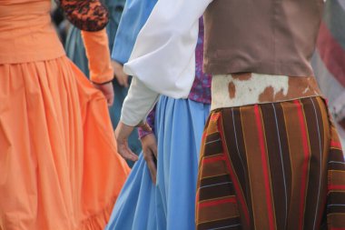 Bir halk festivalinde Arjantin dansı