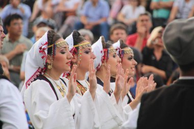 Festivalde geleneksel Balkanik dans