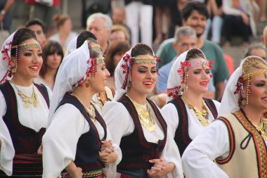 Festivalde geleneksel Balkanik dans