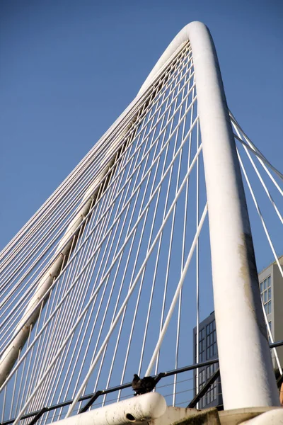 毕尔巴鄂河口的现代桥梁 — 图库照片