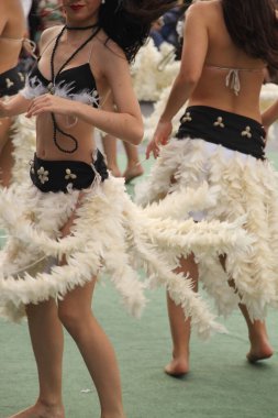 Güney Denizleri Halk Festivali 'nde dans ediyor