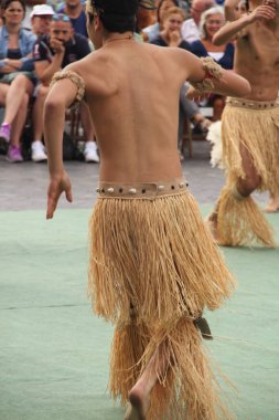 Güney Denizleri Halk Festivali 'nde dans ediyor