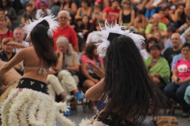 Güney Denizleri Halk Festivali 'nde dans ediyor