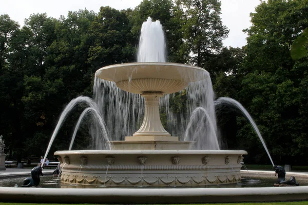 Fontaine Sur Une Place Varsovie — Photo