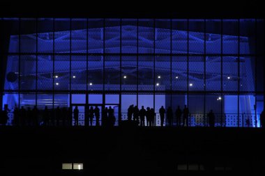 San Sebastian şehir merkezindeki bir binanın terasındaki insanlar.