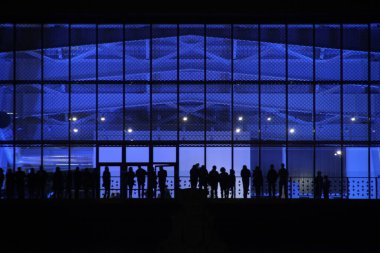 San Sebastian şehir merkezindeki bir binanın terasındaki insanlar.