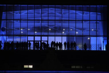 San Sebastian şehir merkezindeki bir binanın terasındaki insanlar.